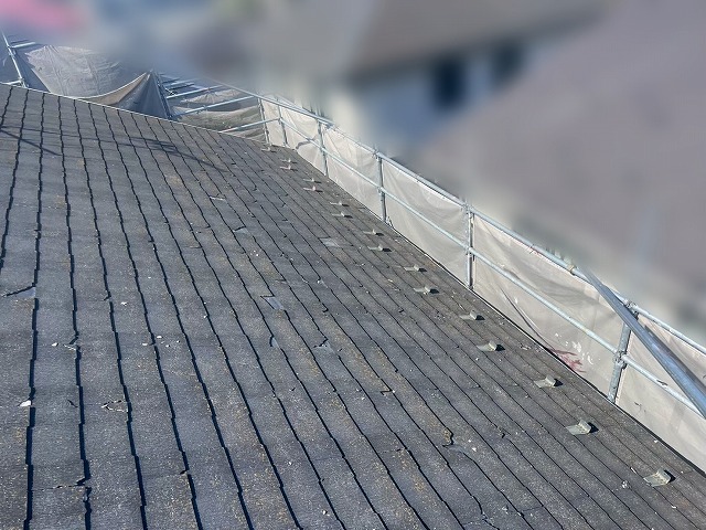 ひび割れと欠けが目立つスレート屋根